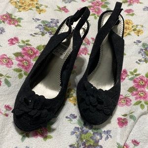 New black heels with floral appliqué